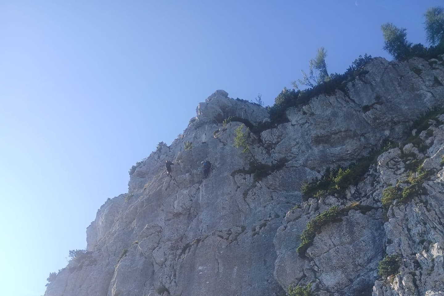 Lezci ve skalní stěně Pidinger Klettersteig na Hochstaufenu